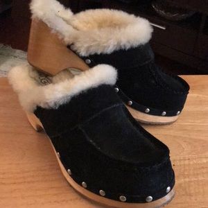 UGGS CLOGS BLACK SUEDE